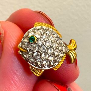 VINTAGE SIGNED SWAROVSKI SWAN SMALL GREEN EYE FISH PIN/BROOCH/TIE TAC